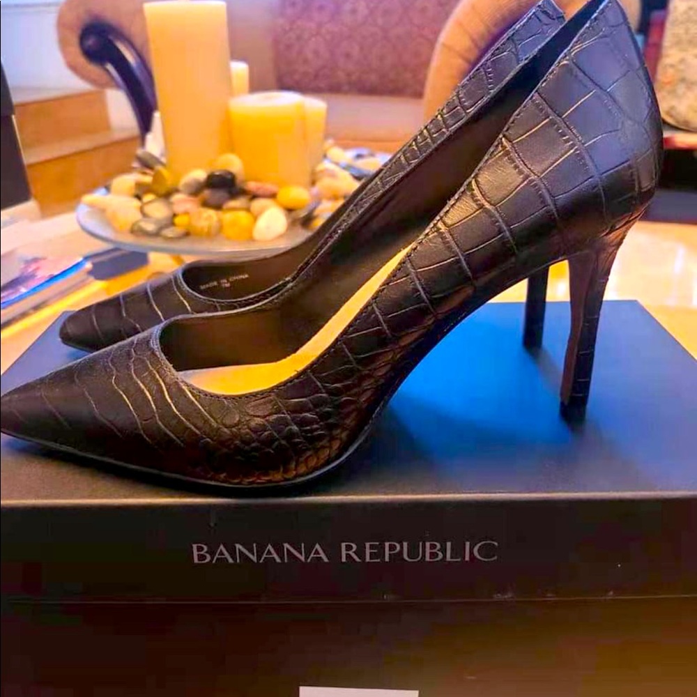 Black Panther. Banana Republic. Madison Pumps. Size 10. Heel 3.3in. New.